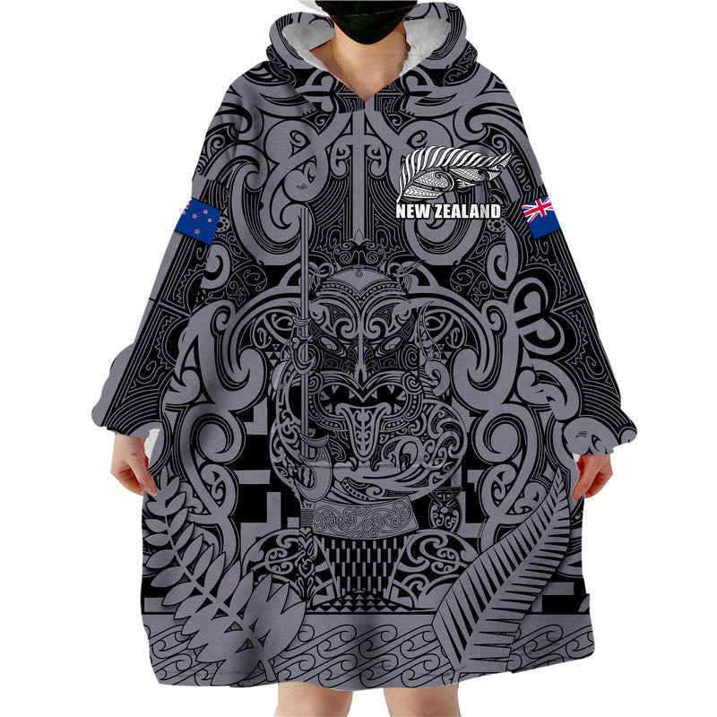 new-zealand-taiaha-maori-wearable-blanket-hoodie-minimalist-silver-fern-all-black